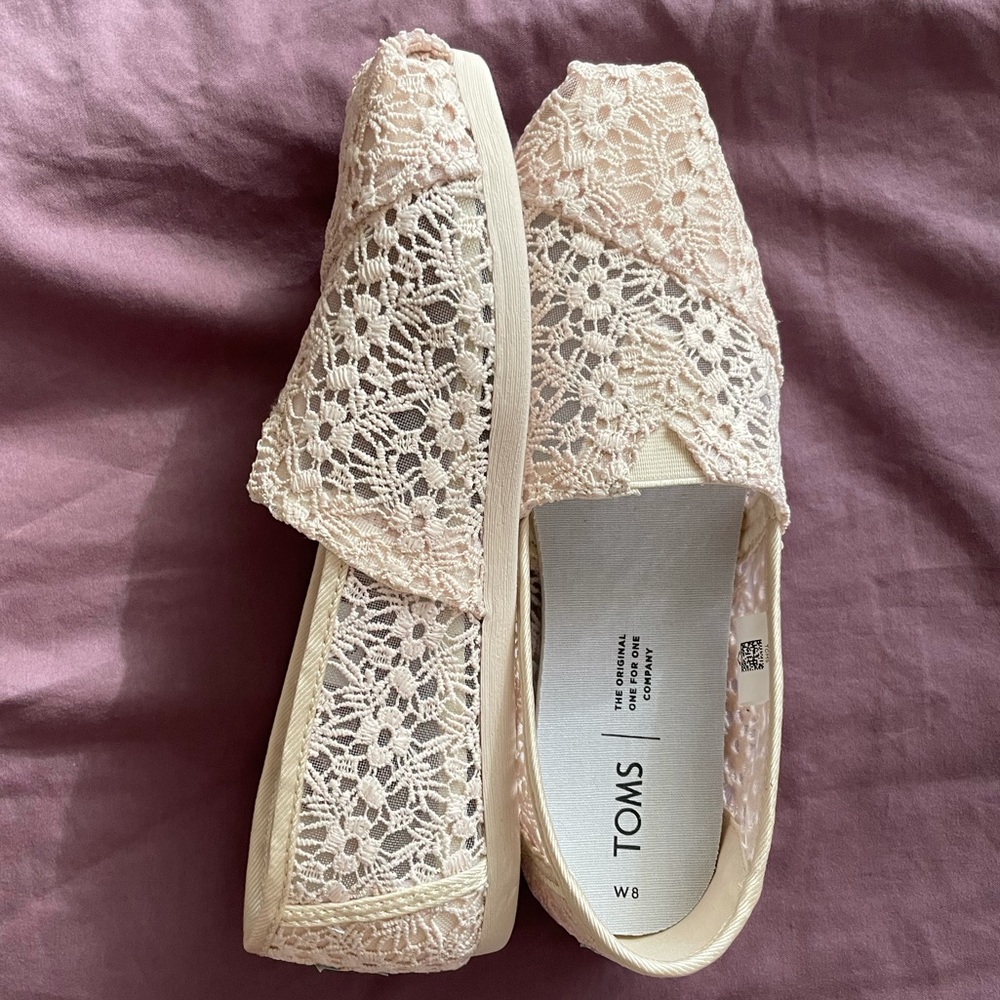 New in box lace Toms size 8